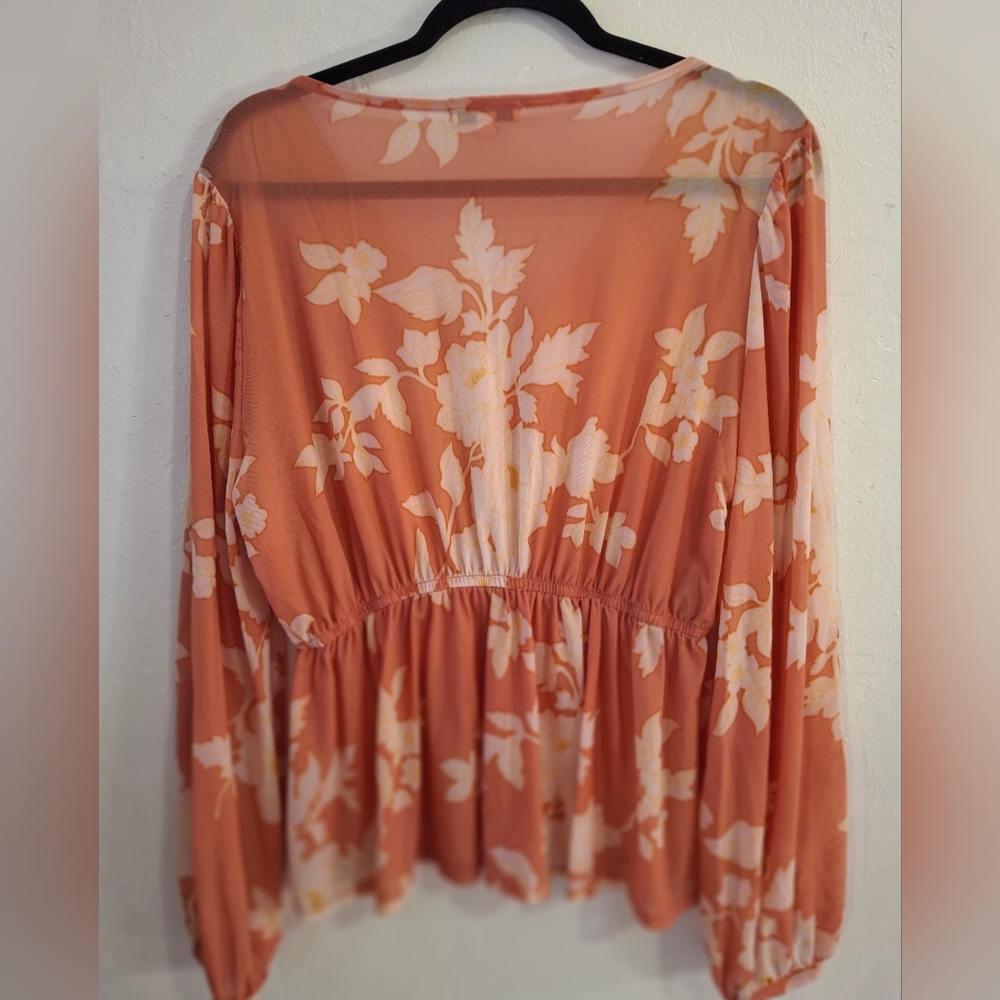 Ophelia Roe Elegant Floral Blouse - Peach Size M. - Picture 2 of 8